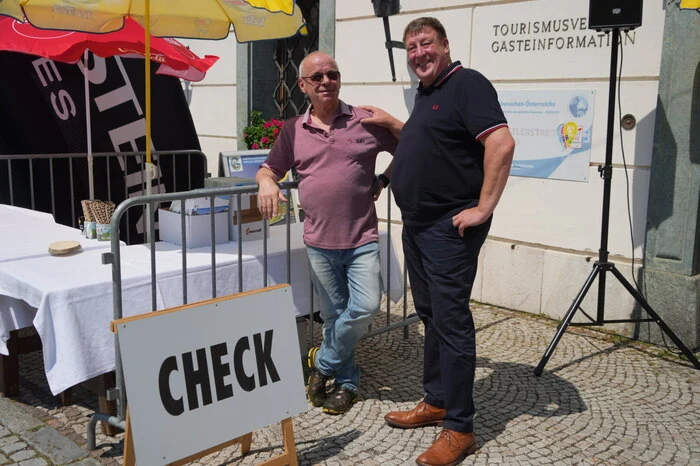 Stiftungsrat Siggi Neuschitzer und Bürgermeister Josef Jury