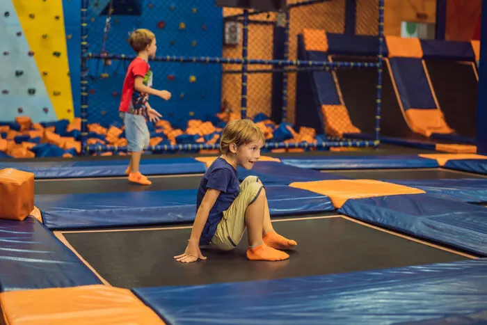 Ein Nachmittag im Trampolinpark eignet sich toll als Schlechtwetterprogramm