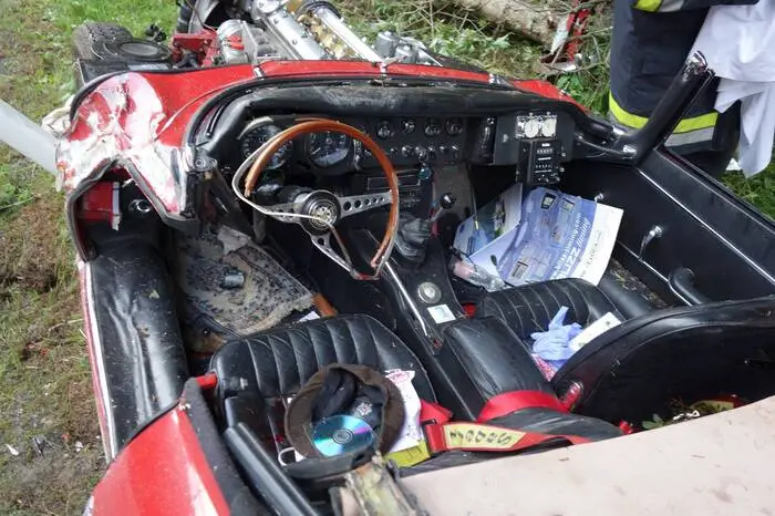Ein 32-Jähriger aus Velden - er dürfte bei der Ennstal-Classic in der Steiermark teilgenommen haben - kam mit seinem Oldtimer auf der regennassen Fahrbahn ins Schleudern und prallte gegen einen Baum.