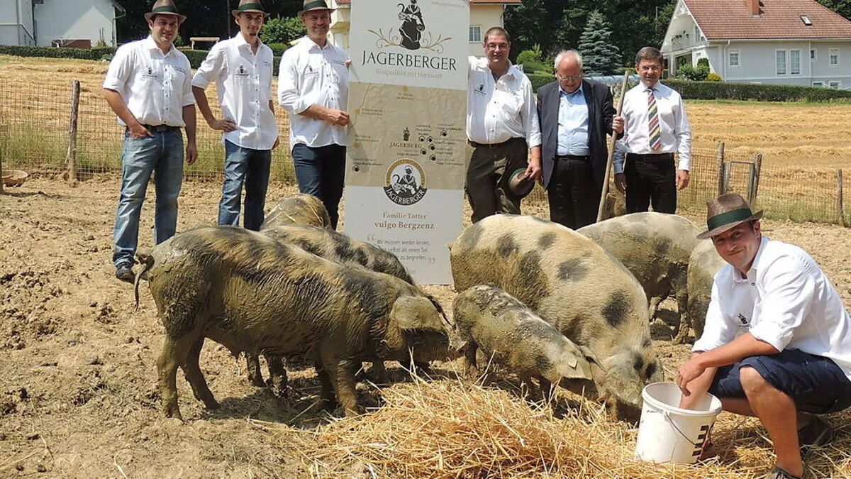 Initiator Josef Totter (rechts), Landwirte Harald Neuhold und Christian Schober, Bürgermeister Viktor Wurzinger (auch Turopolje-Züchter), Fleischer Erwin Haiden, Dechant Wolfgang Koschat und der Landtagsabgeordnete Franz Fartek 