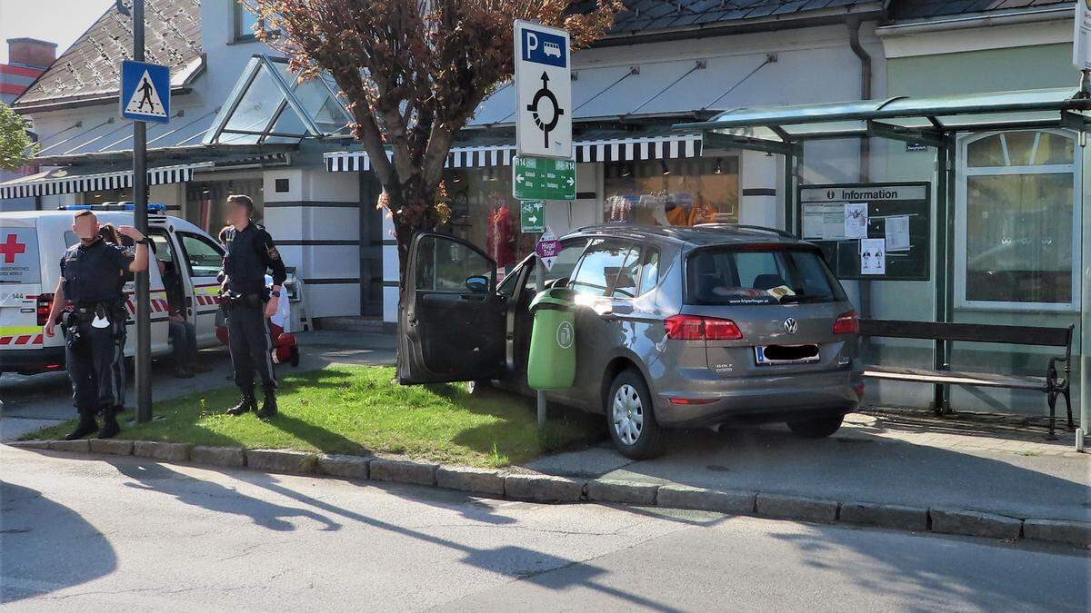 Ein Pkw krachte gegen die Bushaltestelle am Bärnbacher Hauptplatz