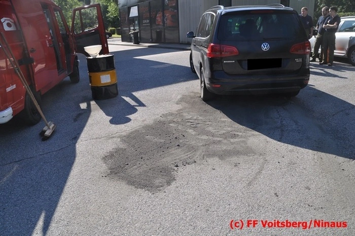 Die Lenkerin hielt nach etwa 600 Metern das Fahrzeug an und bemerkte den Schaden. Der Wagen hinterließ eine 40 Meter lange Ölspur. Die alarmierte Freiwillige Feuerwehr Voitsberg band die ausgeflossenen Betriebsmittel.