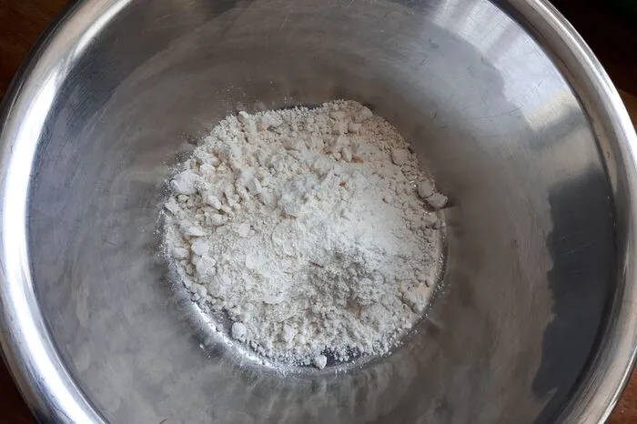 Teigzubereitung: Mehl, Salz und Kartoffelmehl in einer Schüssel vermischen. Nun etwa 150 ml Wasser unterrühren, kneten.Wenn der Teig noch zu bröselig ist, dann noch Löffel für Löffel noch mehr Wasser dazugeben. Aber Achtung, nicht zu viel, sonst wird er zu weich und pickt.Wer den Teig noch elastischer haben möchte, kann noch einen Teelöffel Öl hinzugeben.