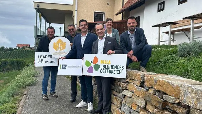 Vor der Trockensteinmauer in Kitzeck zogen sie Bilanz: Josef Fischer (Bgm. Kitzeck),  Karl Habisch (Obmann Naturpark Südsteiermark), Gerhard Hirschmann (Regionsvorsitzender), Robert Nagele (Vorstand Blühendes Österreich), Anna Luidold (Projektleiterin) und Kilian Cresnik (Leiter Naturpark Südsteiermark)