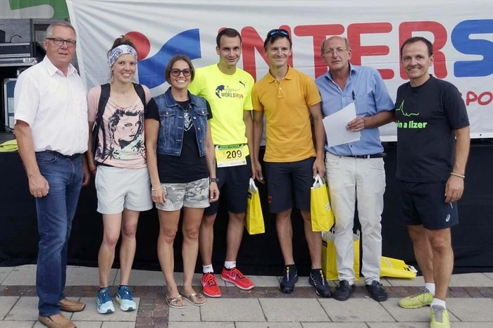 Bürgermeister Rupert Fleischhacker gratulierte Hermann Peindl und Petra Leidorfer zum Gewinn des Ilzer Hauptlaufes.