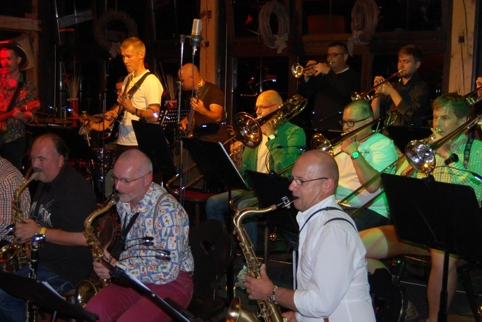 Matakustix-Sänger Matthias Ortner in Begleitung der kelagBIGband.