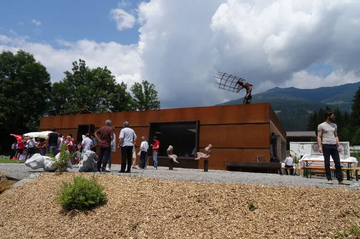 Auf dem rund 1400 Quadratmeter großen Areal wird noch ein Skulpturenpark angelegt. Im Atelier soll es Ausstellungen und ausgesuchte Konzerte und Lesungen geben.