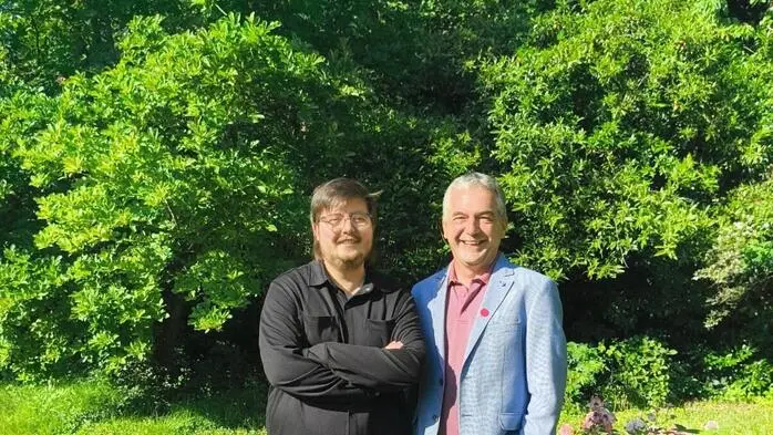 Moritz Exenberger (neuer Gemeindekoordinator) und Christian Reinstadler (Gemeinderat) in Markt Hartmannsdorf