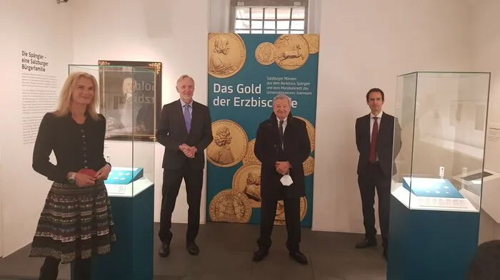 Sabine Skorka (Bankhaus Spängler), Kultur- und Finanzstadtrat Günter Riegler, Hermann Spängler (Aufsichtsratsvorsitzender der Bank) und Co-Kurator Erich Erker