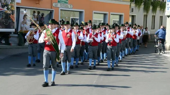 1986 veranstaltete Weißkirchen als erste Gemeinde in der Region ein Fest für alle Bürgerinnen und Bürger im Freien: Das Marktfest war damit geboren.