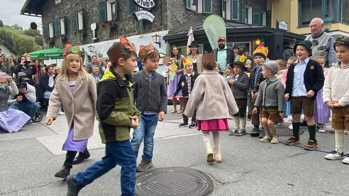 Der Kindergarten führte anlässlich des „Herist Sunntog“ eine besondere Showeinlage auf.
