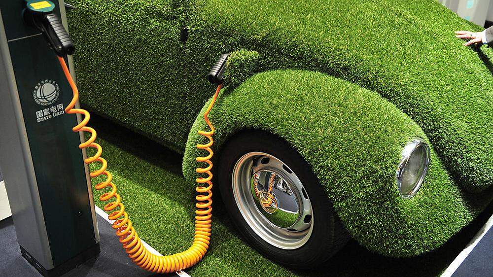 Ein grüner VW Käfer als Symbol für Volkswagens Elektro-Offensive