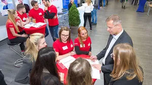 Bei den Infoständen holen sich Studenten von morgen wichtige Infos von aktuellen Studierenden und Lehrenden