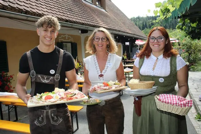 Kulinarisch wurden die vielen Gäste mit regionalen Schmankerln, erlesenen Weinen aus eigener Produktion, köstlichen Nachspeisen und Schnäpsen verwöhnt.