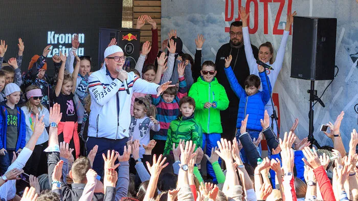 „Mit der Gipfeltour komme ich mit einzigartigen Events zurück in die Berge und dorthin, wo ich als DJ meine Karriere vor mehr als 20 Jahren begann. Diese Konzertreihe kommt von Herzen und ist ein besonderes Erlebnis am Berg für meine Fans“, meinte Gerry Friedle alias DJ Ötzi