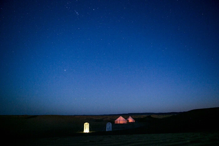 Dann kommt die tiefschwarze Nacht und der Himmel ist übersät mit den glühenden Punkten, die wir Sterne nennen. So viele davon sieht man bei uns nicht am Firmament strahlen.