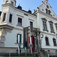 Fahnen auf Halbmast vor dem Gleisdorfer Rathaus