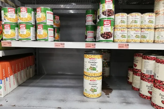 Auch Dosen-Nahrung ist beliebt, da sie lange hält ..