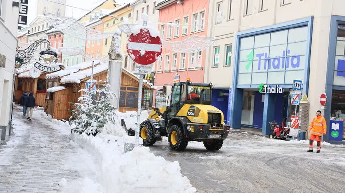Am Donnerstag laufen die Aufräumarbeiten auf Hochtouren.