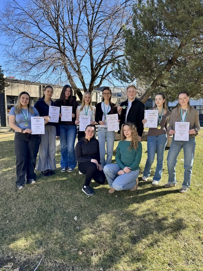 Die Teilnehmerinnen und Teilnehmer der HLW Weiz: Nina Haindl, Valentina Wurm, Selina Doppelhofer,  Hannah Lembacher, Tanja Spreitzhofer, Alexander Töglhofer, Lena Purkarthofer und Julia Tödtling (stehend, von links) sowie Victoria Haberhofer und Emma Pock