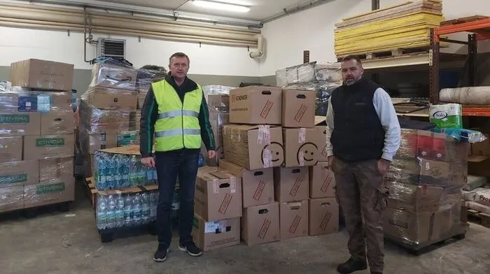 „Ich will helfen“, erzählt der gebürtige Kroate Josip Barbas. Geplant hatte er, mit dem Auto ins kroatische Erdbebengebiet zu fahren. Mittlerweile aber packt er in Feldbach gemeinsam mit 50 Helfern mehr als zehn Lastwagen mit Hilfsgütern voll. „Das ist ein bisschen aus dem Ruder gelaufen“, erzählt Barbas. Schnell hatte er sich nämlich mit Jürgen Puntigam von der Feuerwehr Gniebing zusammengetan. Auf Facebook zum Spenden aufgerufen, meldeten sich aber immer mehr Privatpersonen und Unternehmen, die ebenfalls helfen wollten. Barbas Arbeitgeber, der Fleischhof Raabtal, stellte deshalb die ersten drei Lkw zur Verfügung. Und auch die Stadtgemeinde Feldbach bot Unterstützung an. „Die Feuerwehr hat Schleusen gemacht, um die unzähligen Autos zu lotsen, die mit Sachspenden gekommen sind“, schildert Barbas gerührt. „Meine drei Kinder haben ihre Freunde gebeten, um beim Sortieren zu helfen.“ Die Spenden, gepackt auf insgesamt 120 Paletten, werden jetzt ins Erdbebengebiet gebracht und verteilt.