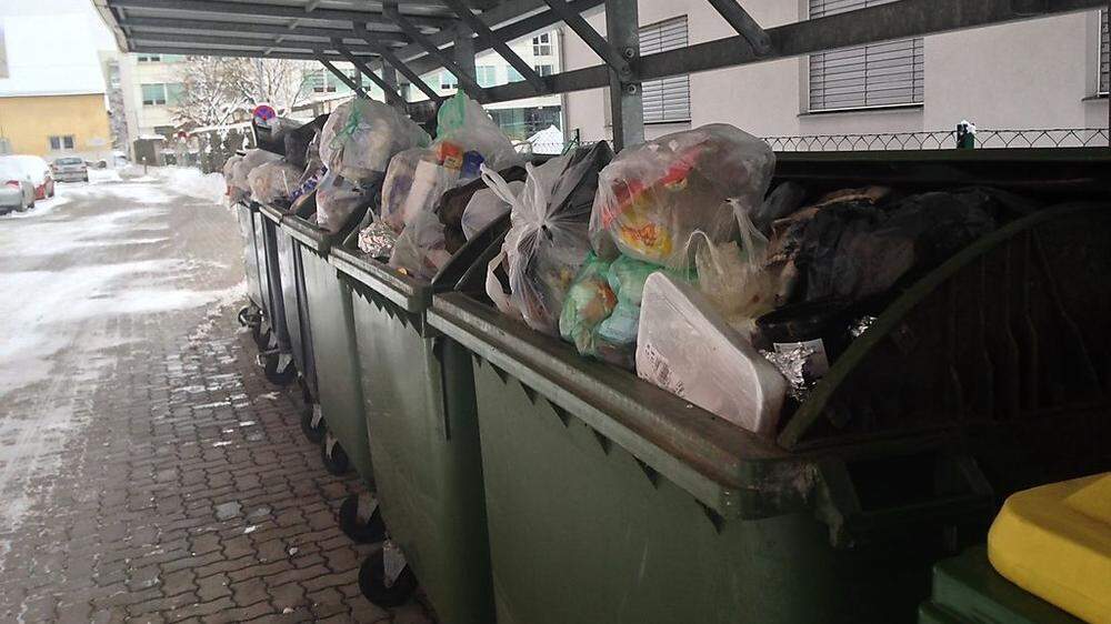 Nach den Feiertagen werden jetzt die überquellenden Mülltonnen in Klagenfurt von den Mitarbeitern der städtischen Müllabfuhr geleert