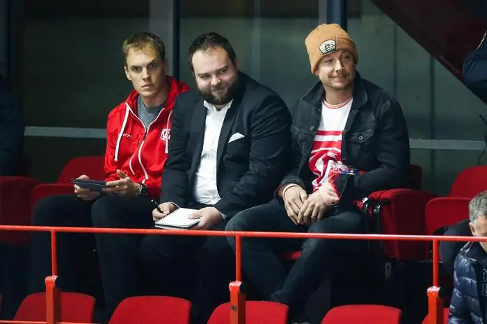KLAGENFURT,AUSTRIA,02.NOV.18 - ICE HOCKEY - EBEL, Erste Bank Eishockey Liga, KAC Klagenfurt vs EC Red Bull Salzburg. Image shows performance coordinator Robert Mager, goaltending coach Juha Soronen (KAC) and musician Samu Haber. Photo: GEPA pictures/ Daniel Goetzhaber