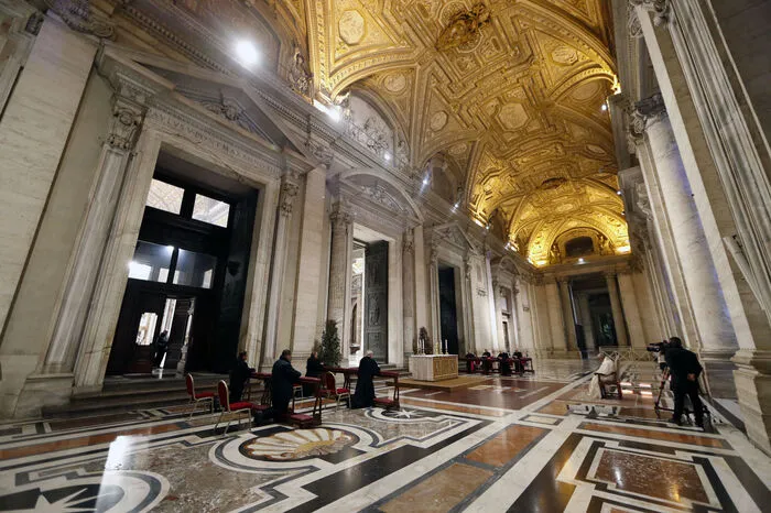 Begleitet war das Kirchenoberhaupt nur von seinem Zeremoniar Guido Marini. Das Gebet gilt als historisch beispiellose Geste von Papst Franziskus.