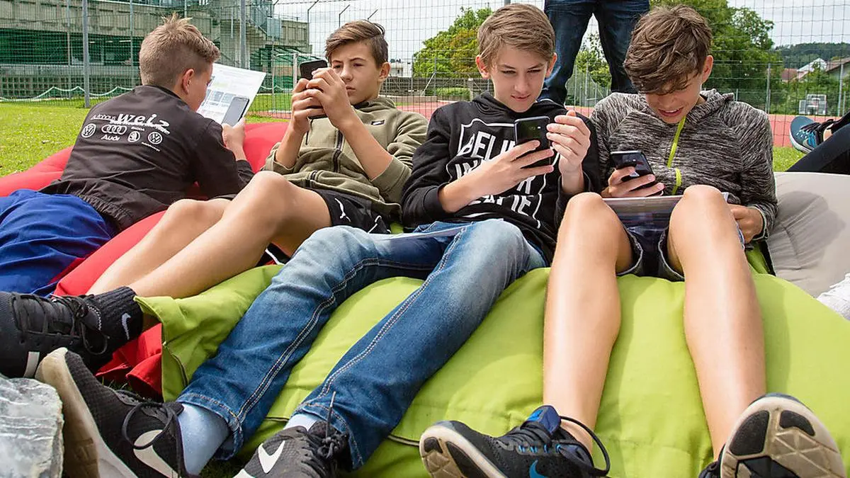 Handy statt Fußball: Schüler der Sport-NMS Weiz programmieren mit „Pocket Code“