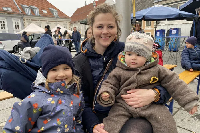 Zahlreiche Familien waren mit ihren Kindern am Hauptplatz.