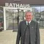 Das Bild zeigt Josef Niggas, einen Mann mit grau-weißen Haaren im Trachtenanzug, vor dem Eingang des Rathauses in Lannach. | Josef Niggas (ÖVP) hat vor rund 30 Jahren Lannach von rot auf schwarz gefärbt