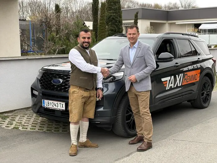 Auch die Stadtgemeinde Leibnitz (am Bild Bürgermeister Daniel Kos mit Burhan Remmo) setzt auf „Remmo Mobil“ 