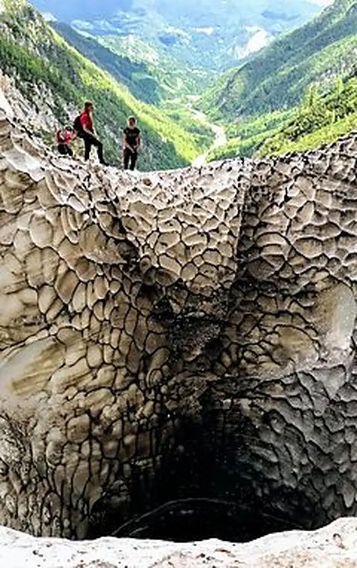 Der bekannte Eistrichter im Matkov kot - ein beliebtes Ziel von Wanderern