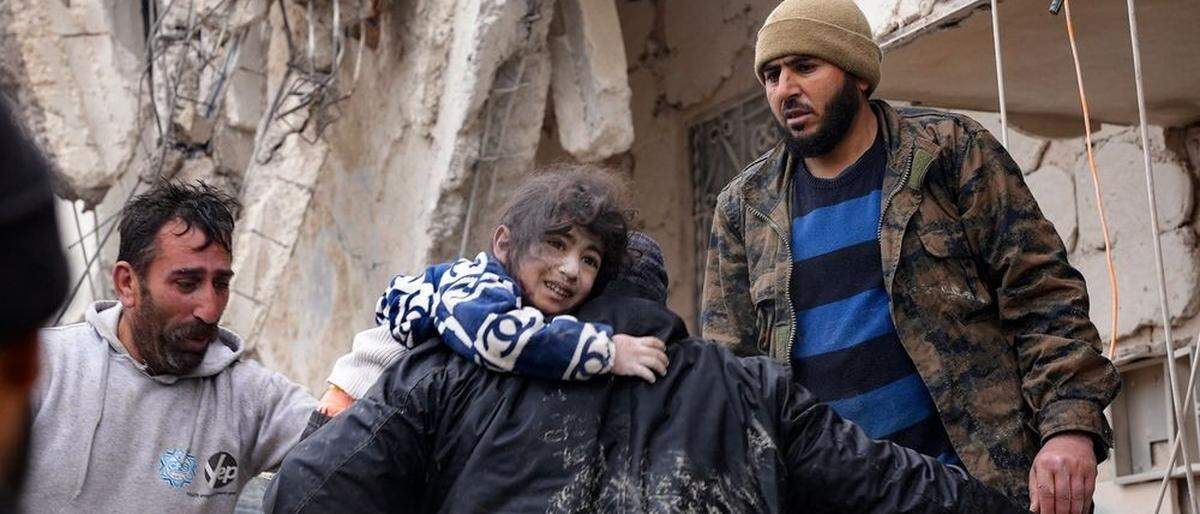 Hunderte Menschen starben bei dem Erdbeben in der türkisch-syrischen Grenzregion