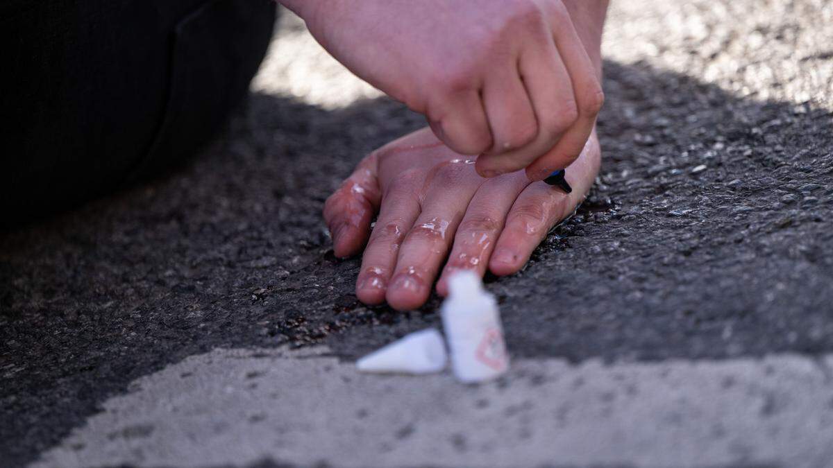 Die Berliner Polizei stellte deshalb gegen zwei Protestierende Strafanzeige, unter anderem wegen unterlassener Hilfeleistung 