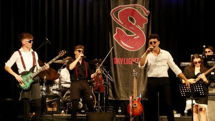Zu einer atemberaubenden Elvis-Ballnacht...