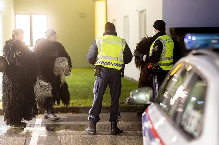 Der Corona-Lockdown ließ auch heuer keine Krampusumzüge zu. Gelaufen wurde trotzdem. In Lienz wurde ein illegaler Lauf gestoppt, bevor er begann. Ein Großaufgebot an Polizei war im Einsatz. 24 Personen wurden angezeigt.