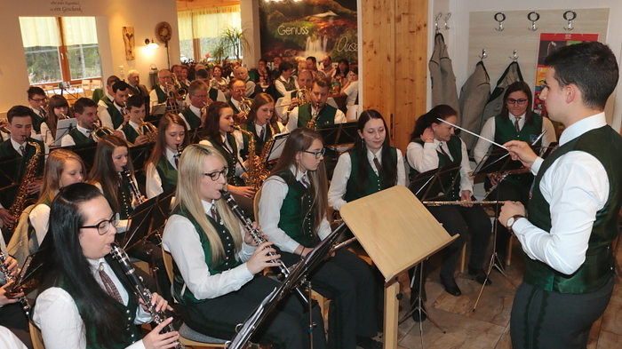 Unter dem Motto „Urlaub“ stand das diesjährige Wunschkonzert, zu dem die Ortsmusikkapelle Hirschegg in das Gasthaus Spengerwirt (Gemeinde Hirschegg-Pack) eingeladen hatte. Kapellmeister Christian Lalej bot mit seinen Musikern ein schwungvolles Programm, das Vorfreude auf die kommende Urlaubssaison weckte.
