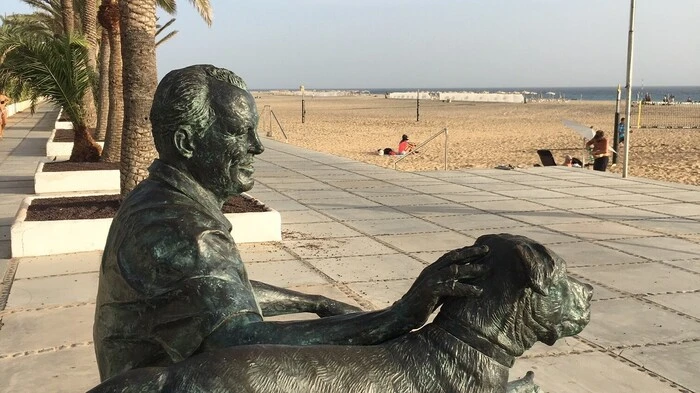 Willy Brandt kam 1972/73 als erster VIP nach Fuerteventura - noch heute zeugt eine Statue an der Promenade Senda del Mar in Morro Jable im Süden der Insel von seinem Besuch.