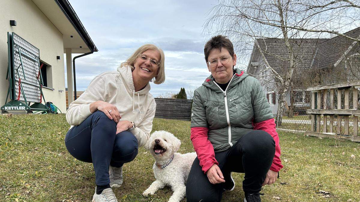 Hundetrainerin Anita Techt, Hund Franzi und seine Besitzerin Helga Schauperl (v. l. n. r.)