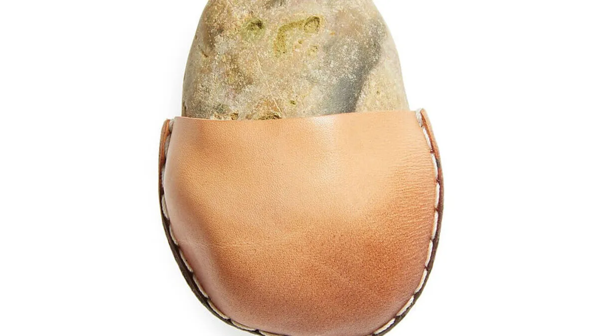 Ein handliches Weihnachtsgeschenk? Ein Stein, in Leder eingenäht