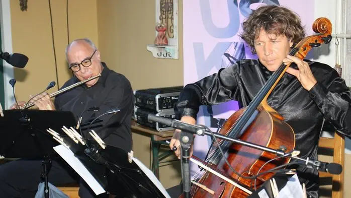 Im Rahmen der Serie „Hauskultur – Tango-Fieber im Schilcherland“ präsentierten Tango-Weltstar und Lokalmatador Erich Oskar Huetter (Violoncello), Giovanni Maressini (Flöte) und Cesare Chiacchiaretta (Bandoneon/Akkordeon) am Samstagabend feurige Tangos und Filmmusik vom Feinsten.