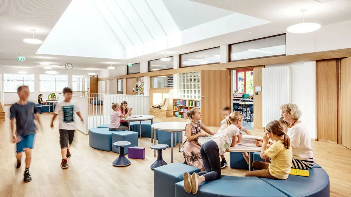 Schüler und Volksschuldirektorin Christiana Bauer in einem der offenen Lernräume