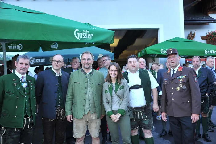 Empfang mit Nationalratsabegordneter Corinna Scharzenberger (Mitte), Bürgermeister Gerald Loitzl, Braumeister Harald Green, Brau-Union-Süd Verkaufsdirektor Christian Payerhuber, Heinz Schrottshammer liefert das Bier, Bierzeltchef und Feuerwehrkommandant Christian Fischer (v.li.)