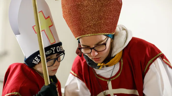 Unter dem Motto "Nikolaus hat dein Gesicht" konnten Kinder bei verschiedenen Mitmachstationen in die Rolle des Hl. Nikolaus schlüpfen...