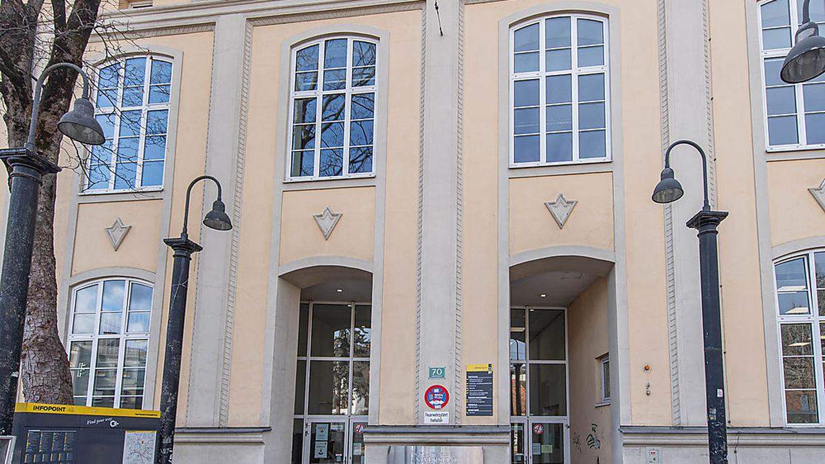 Im Wall-Gebäude in der Merangasse ist das Institut für Erziehungswissenschaften angesiedelt