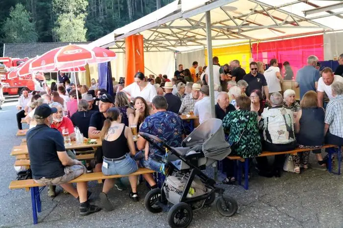 Und aus allen Himmelsrichtungen hatten sich die Besucher aufgemacht, um sich beim Herbstfest zu unterhalten oder ein Tänzchen zu schwingen. 