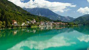 Der Lago di Barcis schimmert in den schönsten Grüntönen. Ein außergewöhnlicher Gebirgssee zum Bewundern