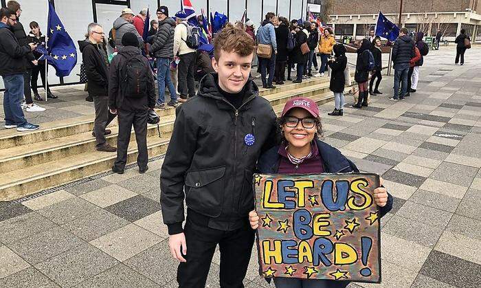 Die Hoffnung liegt auf der Jugend: Demo-Organisatoren Hayden Greenfield und Sasha Langeveldt