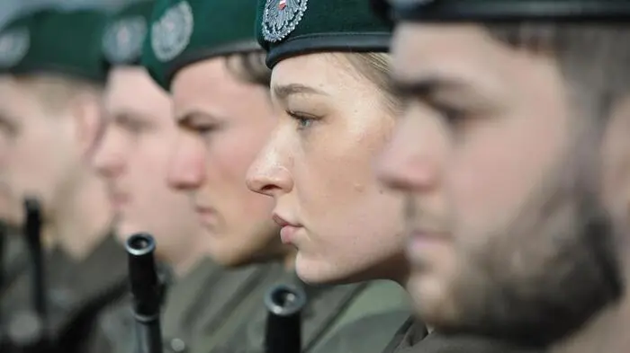 Von ihrer besten Seite präsentierten sich 180 Soldatinnen und Soldaten aus den Garnisonen Straß, Feldbach und Graz bei ihrer feierlichen Angelobung in der Marktgemeinde Heiligenkreuz am Waasen. 